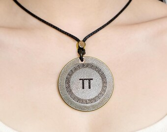 Pi Day Bronze Medaillen-Halskette: Gehämmerter Mathe-Symbol-Anhänger, rundes, maßgeschneidertes Namensschild, silberne Kette, Kettenlänge 65 cm