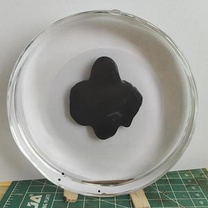 Les grands kits DIY de visualisation de bouteilles en ferrofluide dansent au son de la musique Mate.