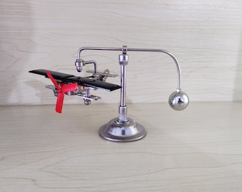 Solar Plane Kinetic Balance Spielzeug: Metall Mechanische Kunst Desktop Ornament