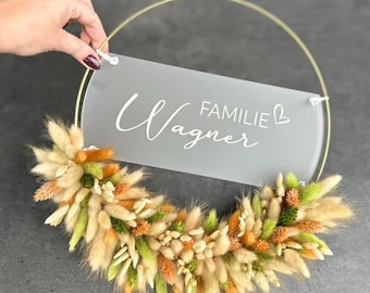 Personlig dörrkrans med torkade blommor - familjenamnsskylt, boho dekorativ krans, inflyttningspresent eller familjestart, bröllopspresent