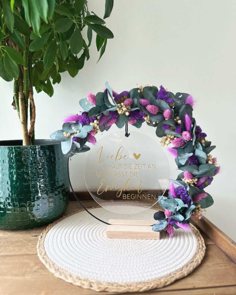 Hochzeitsgeschenk, Trockenblumenkranz stehend, Trockenblumen, Tischdeko, Eukalyptuskranz mit Trockenblumen lila/freesie Bild 2