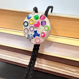 Pony Perlen in Beton Bolo Tie