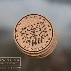 4x Runde 4&quot; Lasergravierte Kork THE HYPERDRIVE Exclusive 2022 &quot;Zielscheibe Computer&quot; Variante Getränke Untersetzer