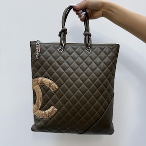 Bolso tote plano Chanel Y2K de piel de pitón CC Cambon verde oliva