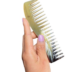 Pointy-tooth Horn Comb. Anti-static comb