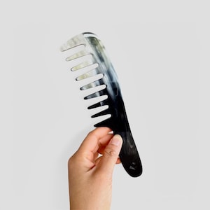 Handmade Buffalo Horn Wide Tooth Comb: Anti-Static Detangler