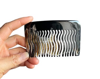 波型の歯が付いた、手作りの大型ホーンサイドコーム。