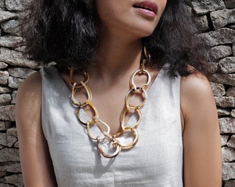Chunky buffalo horn chain, medium length