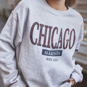 Chicago Sweatshirt, Chicago Shirt, Womens Chicago Illinois Crewneck, Mens Chicago Pullover, Unisex Chicago Souvenir Gift