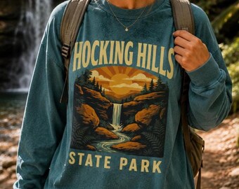 Maglietta a maniche lunghe Comfort Colors® con stampa cascata di Hocking Hills, maglietta ispirata alla natura dell'Ohio.