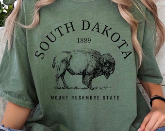 Maglietta con la mappa dello stato del South Dakota e del Monte Rushmore, souvenir di viaggio con bisonti.