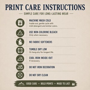 Puede incluir: Un gr&aacute;fico informativo beige titulado PRINT CARE INSTRUCTIONS con texto azul oscuro e iconos circulares verde oliva. Enumera siete pasos para el cuidado de prendas, incluyendo lavado a m&aacute;quina en fr&iacute;o, usar lej&iacute;a sin cloro, sin suavizantes, secado en secadora a baja temperatura, planchar del rev&eacute;s, no planchar la decoraci&oacute;n y no lavar en seco.