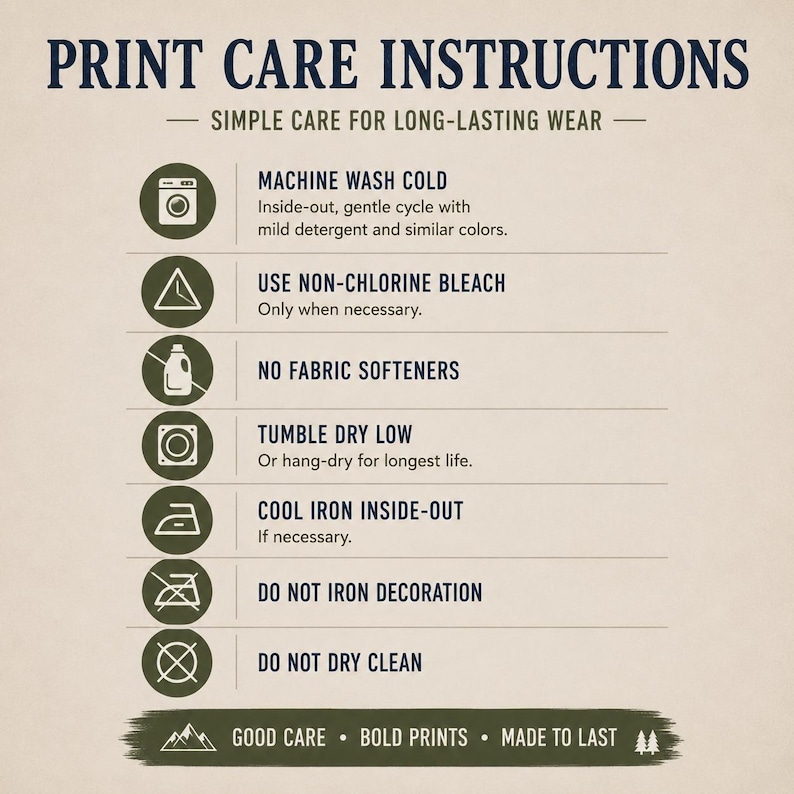 Puede incluir: Un gr&aacute;fico informativo beige titulado PRINT CARE INSTRUCTIONS con texto azul oscuro e iconos circulares verde oliva. Enumera siete pasos para el cuidado de prendas, incluyendo lavado a m&aacute;quina en fr&iacute;o, usar lej&iacute;a sin cloro, sin suavizantes, secado en secadora a baja temperatura, planchar del rev&eacute;s, no planchar la decoraci&oacute;n y no lavar en seco.