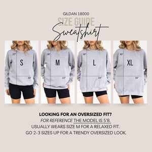 K&ouml;nnte beinhalten: Ein Gildan 18000 Sweatshirt-Gr&ouml;&szlig;enleitfaden mit vier grauen Sweatshirts in den Gr&ouml;&szlig;en S, M, L und XL. Jedes zeigt L&auml;ngen- und Breitenma&szlig;e in Zoll. Der Text lautet: LOOKING FOR AN OVERSIZED FIT? FOR REFERENCE THE MODEL IS 5'8.