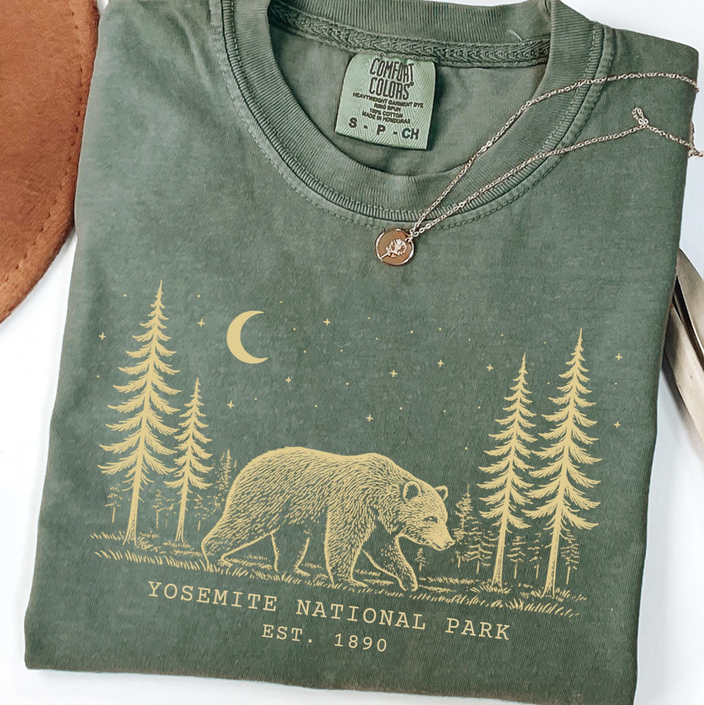ヨセミテ国立公園の夜のクマ コンフォートカラーズ® Tシャツ