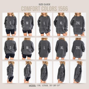 K&ouml;nnte beinhalten: Gr&ouml;&szlig;entabelle f&uuml;r Comfort Colors 1566 Sweatshirts, die die Passform der Gr&ouml;&szlig;en S, M, L, XL und 2XL an einem Model zeigt. Das Model ist 1,73 m gro&szlig; und wiegt 57 kg. Die Ma&szlig;e sind in Zoll angegeben.