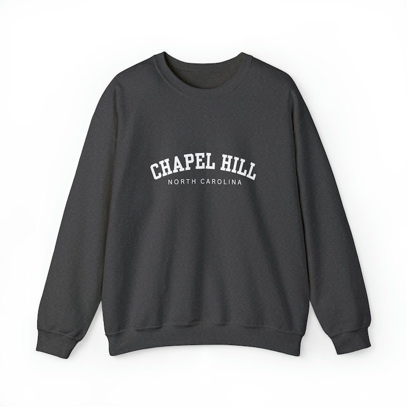Sudadera unisex de cuello redondo de Chapel Hill, Carolina del Norte, ideal como regalo o recuerdo. Dark Heather