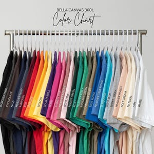 Op de afbeelding: Een kleurenkaart van Bella Canvas 3001 T-shirts, met een verscheidenheid aan kleuren, waaronder zwart, donkergrijs gem&ecirc;leerd, chocolade, marineblauw, marineblauw gem&ecirc;leerd, bordeauxrood, rood, oranje, goud, geel, teampaars, bes, liefdadigheidsroze, grijs gem&ecirc;leerd, lichtroze, bosgroen, kelly, kelly gem&ecirc;leerd, legergroen, olijf gem&ecirc;leerd, koninklijkblauw, koninklijkblauw gem&ecirc;leerd, turquoise, lichtblauw, sportgrijs, perzik gem&ecirc;leerd, zachte cr&egrave;me, naturel, as en wit.