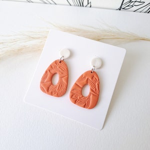 Boucles doreilles en argile polymère Boucles doreilles en pâte fimo Boucles doreilles faites à la main Originale unique et légère Orange/Blanc