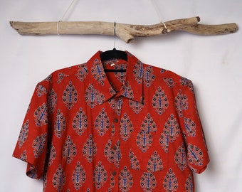 Chemise manche courte 100% coton à motif rouge et bleue, imprimé au bloc, ornement de fleurs