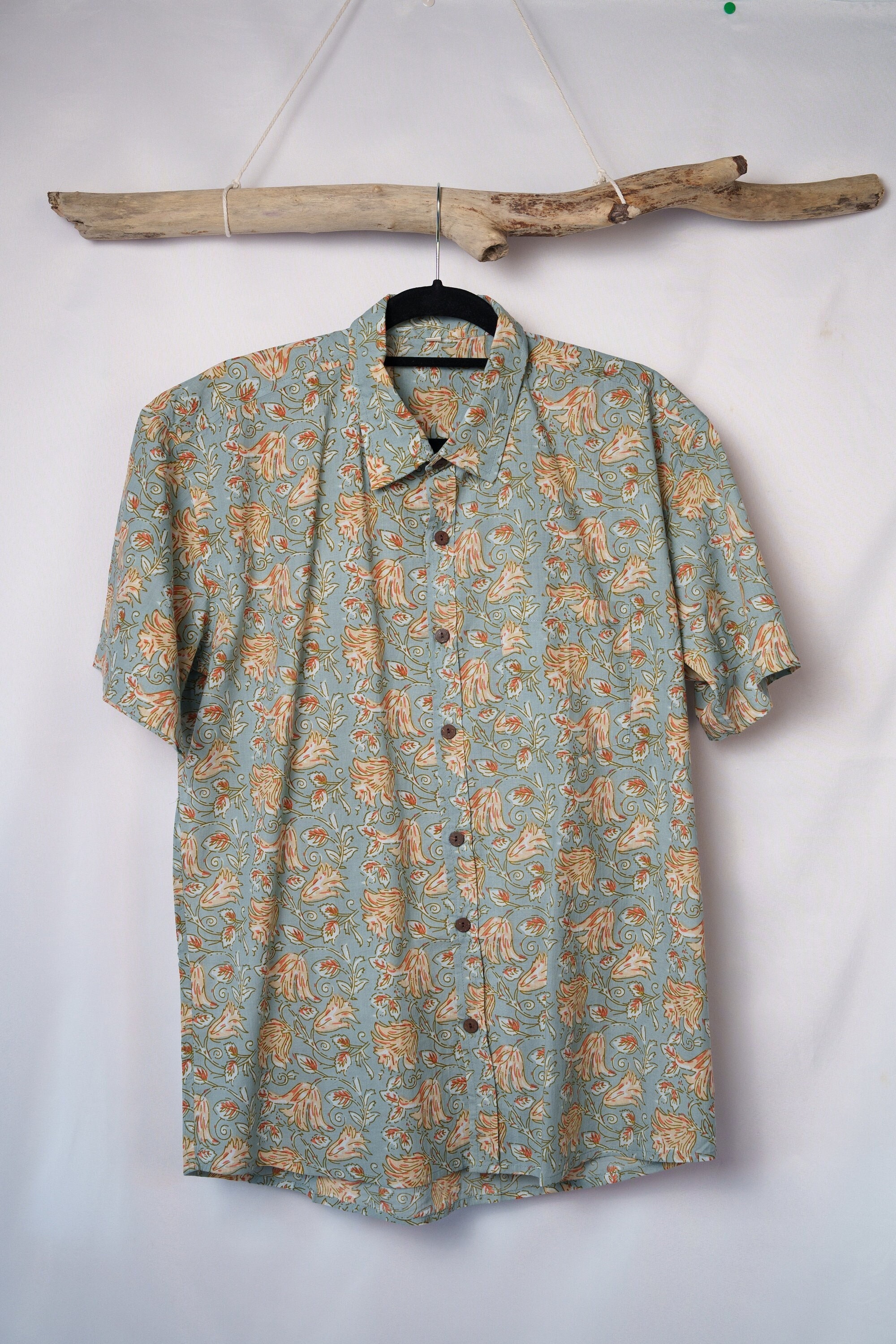 Chemise  100% coton à motif bleu et beige, imprimé au bloc, ornement floraux vintage