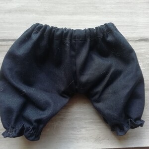 Puede incluir: Bragas de beb&eacute; azul oscuro con cintura el&aacute;stica y dobladillos con volantes. Estos pantalones cortos suaves y fruncidos est&aacute;n hechos de una tela de color s&oacute;lido. Las bragas est&aacute;n dise&ntilde;adas para beb&eacute;s y ni&ntilde;os peque&ntilde;os.