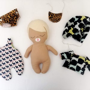 Mönster för babydockkläder: Mössa, sparkdräkt, haklapp, blöja (PDF-mönster)