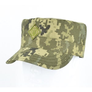 Op de afbeelding: Een militaire stijl pet in camouflagekleuren groen en bruin met een geel geborduurd embleem met een drietand.