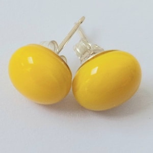 Sonnengelbe Glas Ohrstecker mit Sterling Silber Beiträge und Schmetterlingsverschlüsse, kleine Glasstecker, lebendige gelbe Ohrringe