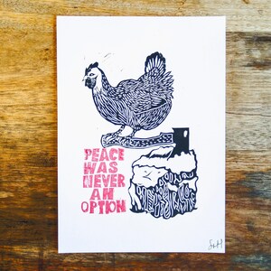 Impresión en linóleo "La paz nunca fue una opción" / Arte divertido de pollos (A5)
