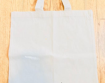 Könnte beinhalten: Weiße Stofftasche mit schwarzem Text, der "some groceries, mostly wine." lautet.