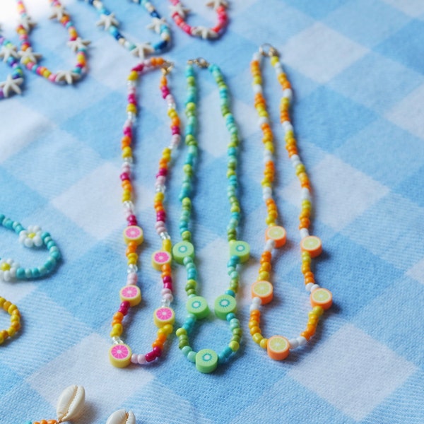 Collier en perles rocailles, fruits d’été