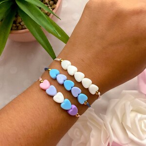 Bracelet en fils pour femme, avec cœurs pastel image 2