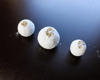 Handmade fizzy bath bombs with dried lavendar