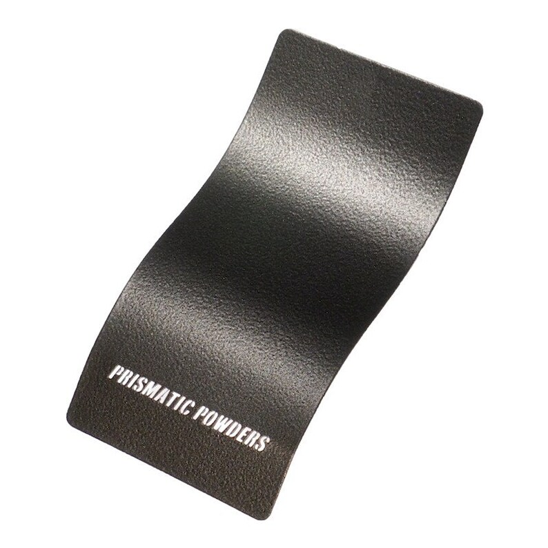 Peut inclure: Un &eacute;chantillon de rev&ecirc;tement en poudre gris fonc&eacute; avec une finition textur&eacute;e. L'&eacute;chantillon est incurv&eacute; et porte l'inscription "Prismatic Powders".