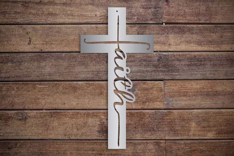 Peut inclure: Une croix en m&eacute;tal argent&eacute; avec le mot "foi" &eacute;crit en cursive sur la poutre verticale.