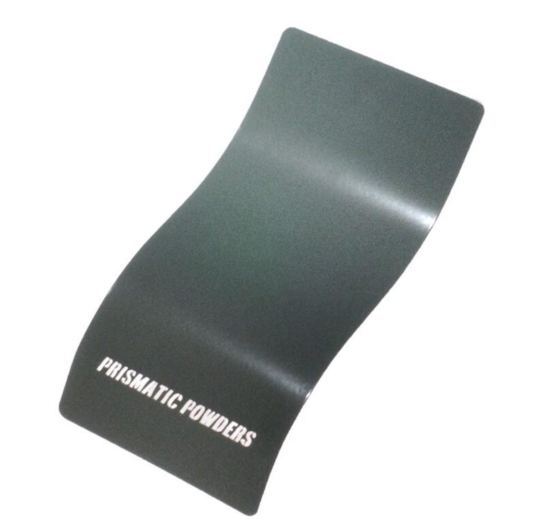 Peut inclure: Un &eacute;chantillon de rev&ecirc;tement en poudre vert fonc&eacute; avec une finition l&eacute;g&egrave;rement textur&eacute;e. L'&eacute;chantillon a la forme d'un rectangle incurv&eacute; avec les mots "Prismatic Powders" imprim&eacute;s en bas.
