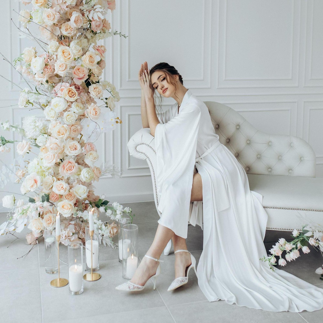 Bata de novia tipo kimono con cola, Bata de novia para prepararse