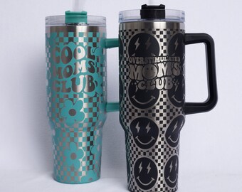 Retro Mama Vasos de 40 onzas, Moms Club sobreestimulados Cool Moms Club Tazas grabadas con asas y pajitas, Tazas de mamá retro personalizadas