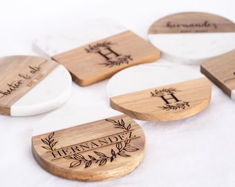 Posavasos de madera y mármol grabados a medida, posavasos personalizados, regalo de inauguración de la casa, regalo de boda, regalos para ella, posavasos con monograma - Juego de 4