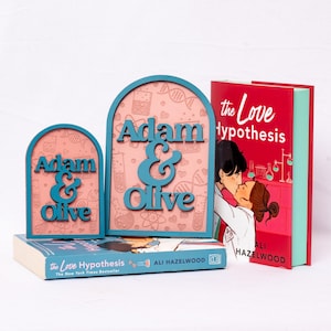 Officieel gelicentieerde The Love Hypothesis Adam and Olive boekenplankbord, Ali Hazelwood merchandise decor, romantische boekenplankborden