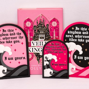 Puede incluir: Tres marcadores de libros de madera rosa y negro con un diseño de ola y el texto "En este reino y el siguiente, dondequiera que las mareas te lleven, soy tuyo."