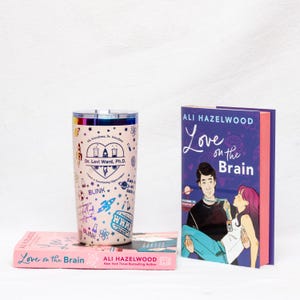Könnte beinhalten: Ein Edelstahl-Reisebecher mit Regenbogenrand und hellrosa Hintergrund, verziert mit wissenschaftlichen Kritzeleien und dem Text "Dr. Levi Ward, Ph.D." Zwei Bücher sind ebenfalls zu sehen, eines mit dem Titel "Love on the Brain."