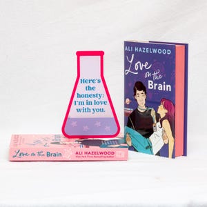 Officieel gelicentieerde Love on the Brain Beaker-boekenplankbord, Ali Hazelwood-merchandisedecor, Honesty I'm in Love-bord bij en Levi Ward