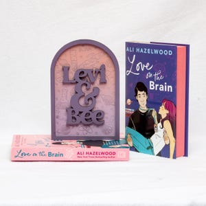 Officieel gelicentieerde Love on the Brain Levi and Bee boekenplankbord, Ali Hazelwood merchandise decor, romantische boekenplankborden, Dr. Levi Ward
