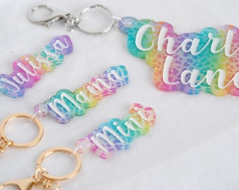 Llavero personalizado de leopardo arco iris, llavero de nombre personalizado, llavero de mamá, encanto de bolso, etiqueta de mochila, regalos para ella, regalos para niños