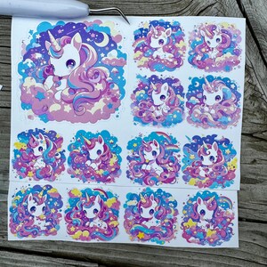 13 stuks schattige en mooie eenhoorn cartoonstickers, de stickers zijn gemaakt van waterdicht vinyl. **Made in USA**