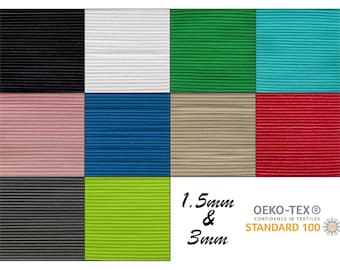 Op de afbeelding: Een verzameling van 10 stofstalen in verschillende kleuren, waaronder zwart, wit, groen, turquoise, roze, blauw, beige, rood, grijs en limoengroen. De stof heeft een geribbelde textuur en is 1,5 mm & 3 mm dik. De stalen zijn gecertificeerd met de Oeko-Tex Standard 100.