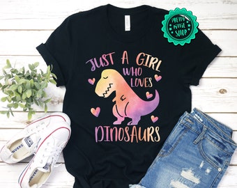 Koszulka Just A Girl Who Loves Dinosaurs, Koszulka Just a Girl Who Loves Dinosaurs, Koszulka Dinozaur, Koszulka Miłośnik Dinozaurów, Prezent Dla Miłośnika Dino, Miłość Dino