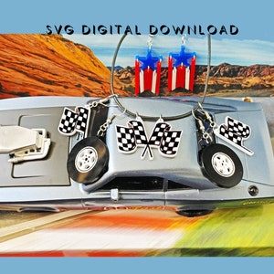 Puede incluir: Un conjunto de pendientes y un collar con banderas a cuadros y un diseño de bandera puertorriqueña. Las joyas se muestran en un coche plateado con un capó negro.